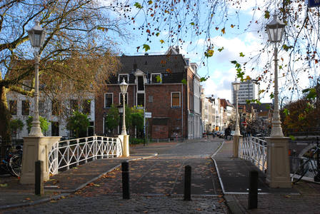 900078 Gezicht op de Weerdbrug te Utrecht, met in het verlengde de panden Oudegracht 2 -hoger en de hoek met de 1e ...